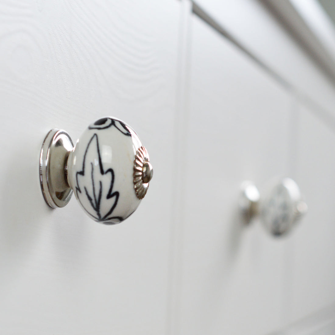 Round Ceramic Drawer Knob - Black / White Flower