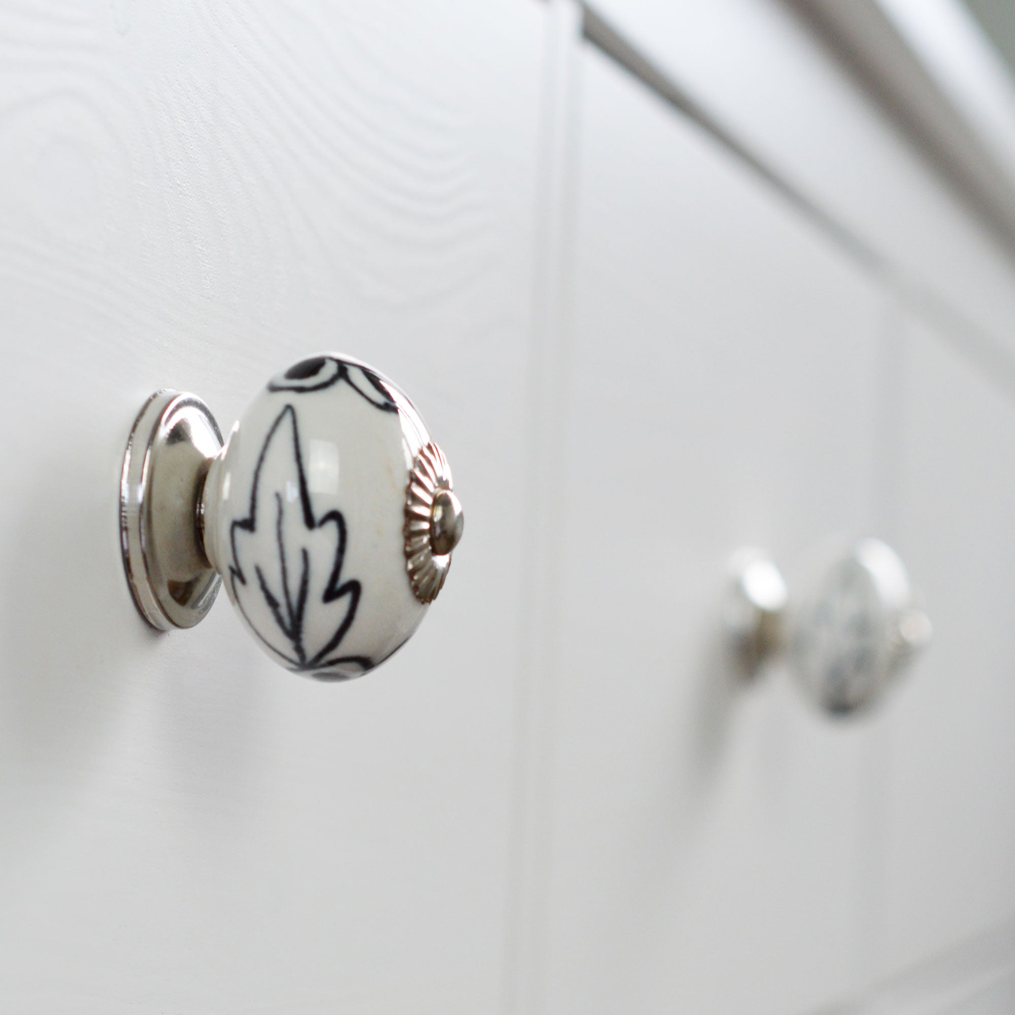 Round Ceramic Drawer Knob - Black / White Flower