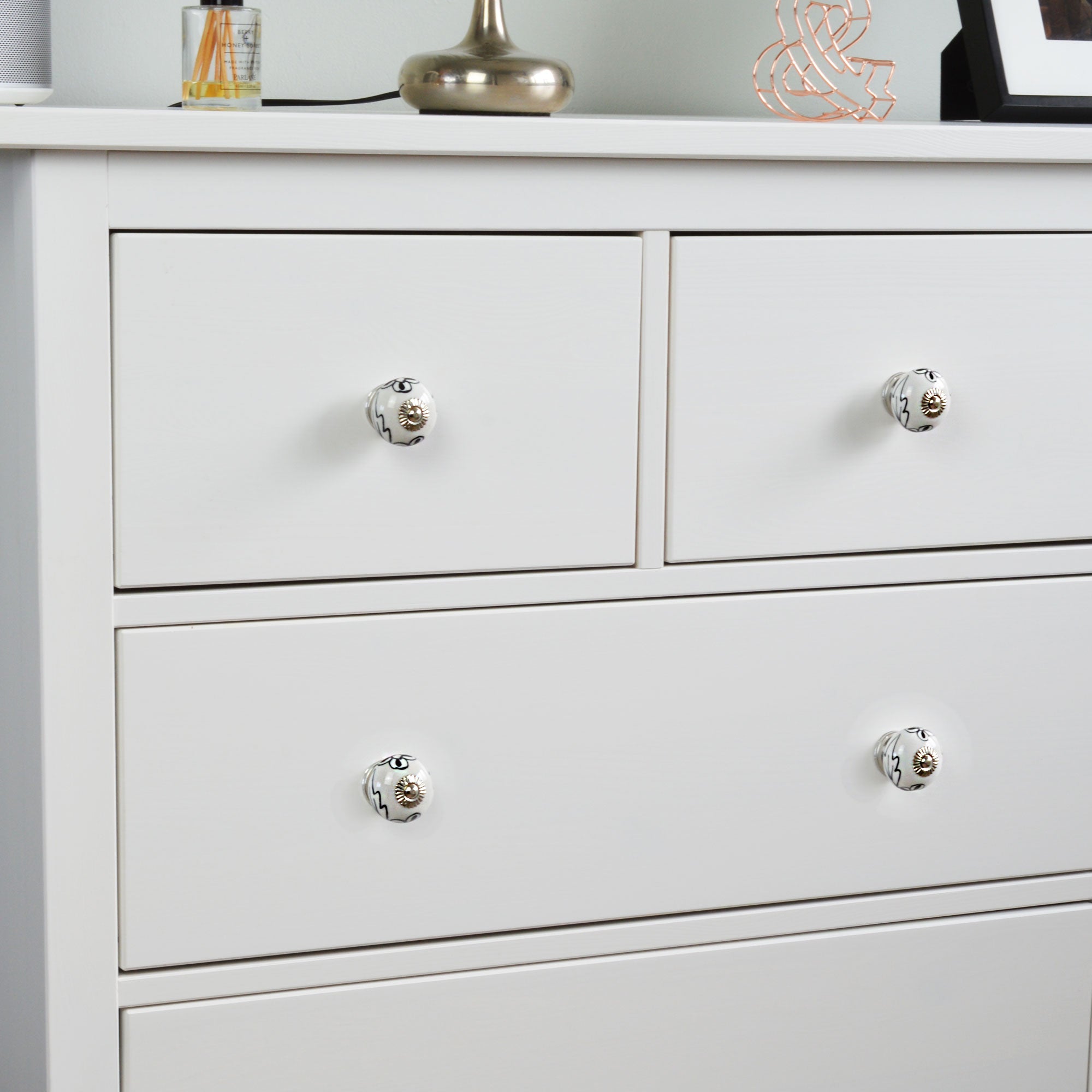 Round Ceramic Drawer Knob - Black / White Flower