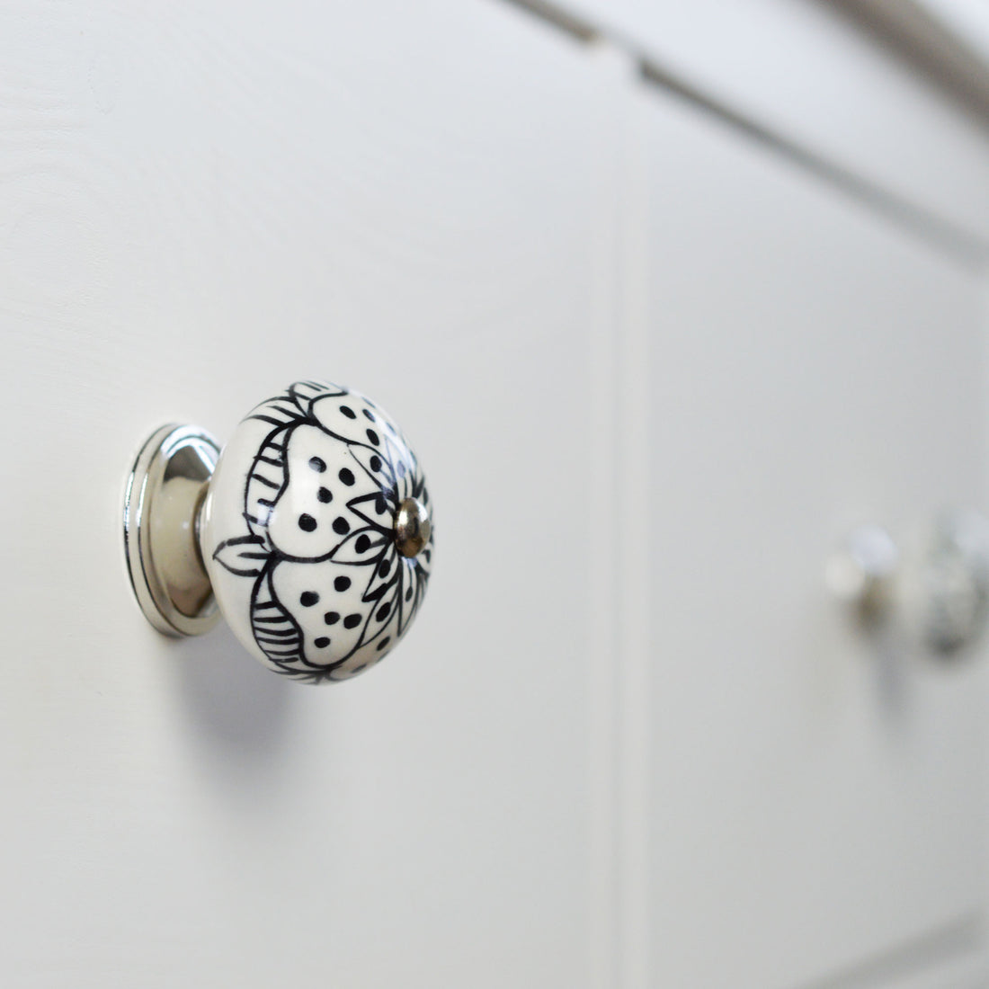 Round Ceramic Drawer Knob - White / Black Rose