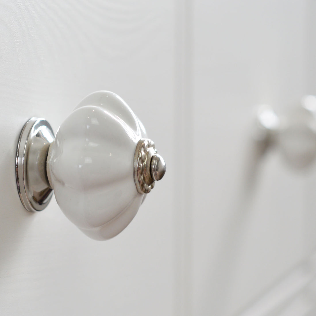 Ceramic Drawer Knob - Solid Flower - White